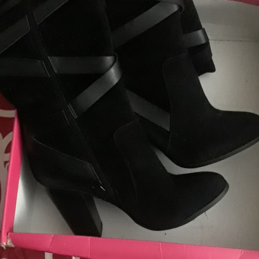 Black Nikia Boots
